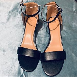 NWT Classic Low Wedge Sandal